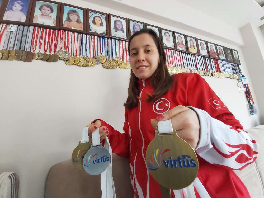 Doktor Tavsiyesiyle Başladığı Yüzmede Altın Madalyaları Topladı 