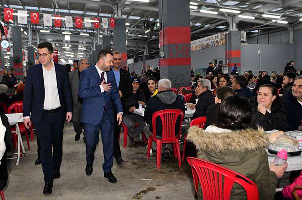 Ezine’de Toplu İftar Coşkusu: 9 Bin Kişi Orucunu Birlikte Açtı